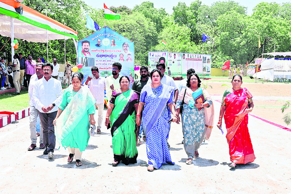 ఆకట్టుకున్న శకటాలు 1