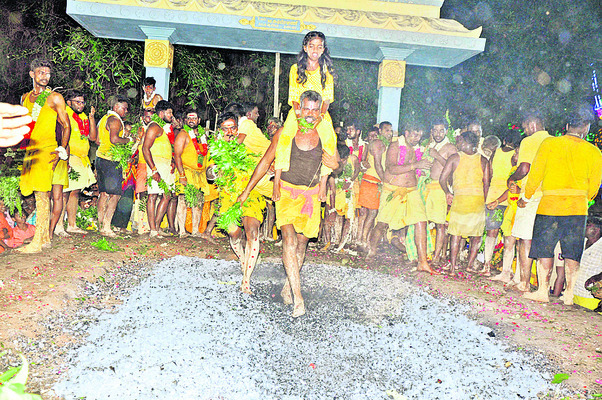 భక్తిశ్రద్ధలతో అగ్నిగుండ ప్రవేశం1