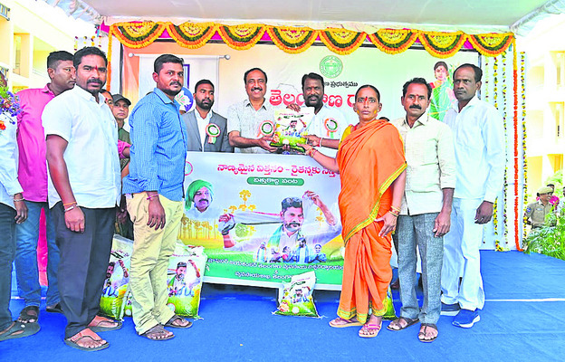 ఆడబిడ్డలను కోటీశ్వరులను చేయడమే లక్ష్యం2