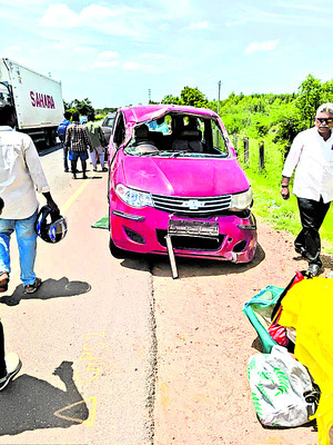 కారు బోల్తా..ఐదుగురికి గాయాలు 1