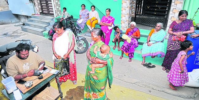 సర్వర్ పనిచేయక.. సరుకులు అందక ! 1