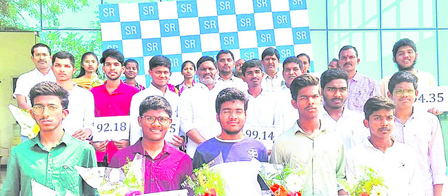 ఎస్‌ఆర్‌ విద్యార్థుల విజయకేతనం 1
