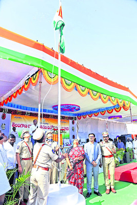 నాగాభరణం బహూకరణ
1