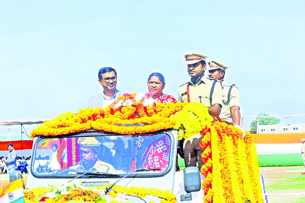 నాగాభరణం బహూకరణ
2
