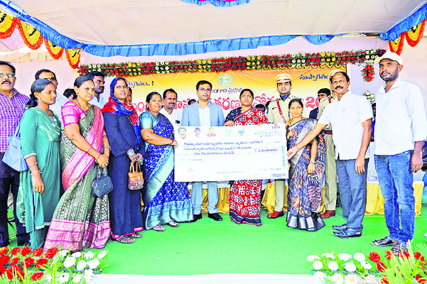 నాగాభరణం బహూకరణ
3