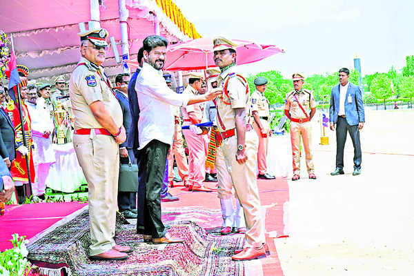 నాగాభరణం బహూకరణ
4