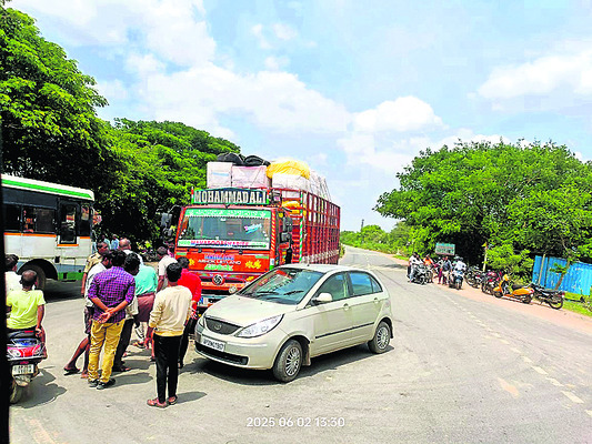 సెల్ఫోన్ లాక్కొని పరారైన దొంగ1