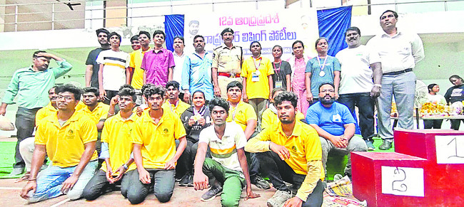 రెండు గృహాల్లో చోరీ 
1