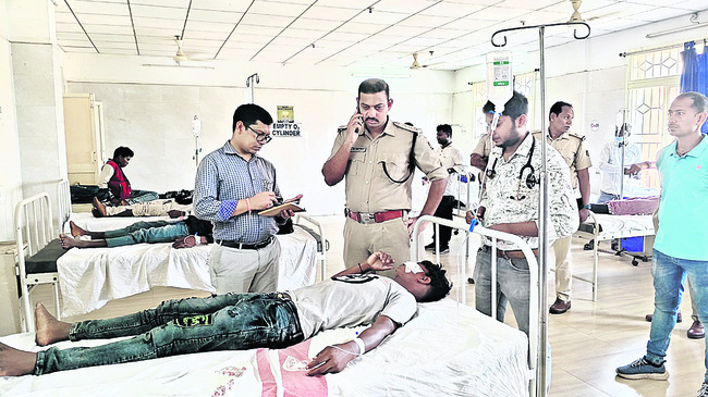 బస్సు బోల్తా: 25 మందికి గాయాలు 1