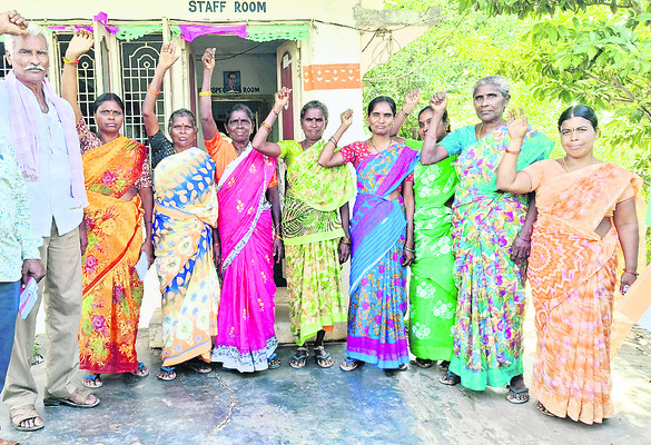 బెల్ట్షాపులు తొలగించాలని నిరసన
1