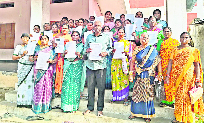 హైకోర్టు ఉత్తర్వుల మేరకు  వేతనాలు ఇవ్వాలి2