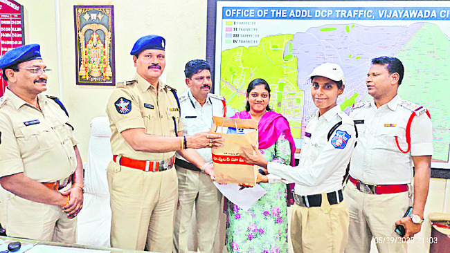ట్రాఫిక్‌ మహిళా కానిస్టేబుళ్లకు షూలు, గ్లౌజులు పంపిణీ1