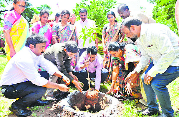 ట్రాఫిక్ మహిళా కానిస్టేబుళ్లకు షూలు, గ్లౌజులు పంపిణీ2
