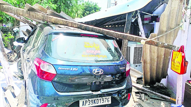 ఇంటిపైకి దూసుకెళ్లిన కారు..1