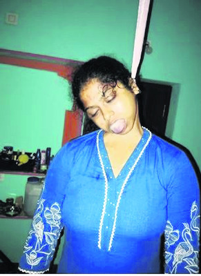 ఇంటిపైకి దూసుకెళ్లిన కారు..3