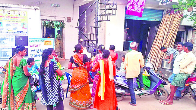 వీడని రేషన్‌ కష్టాలు1