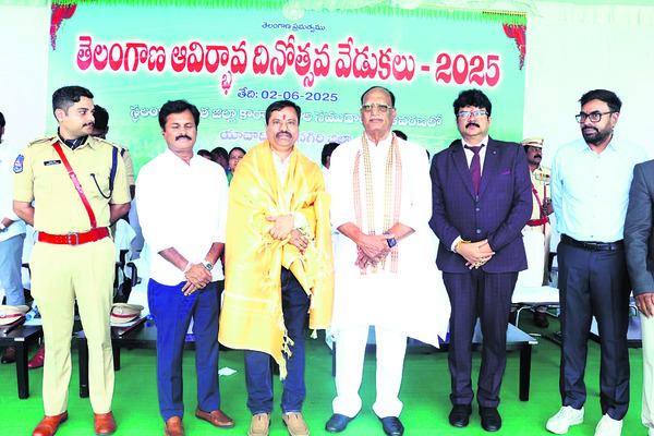 ‘పది’లో ప్రతిభ కనబరిచిన విద్యార్థులకు సైకిళ్లు1