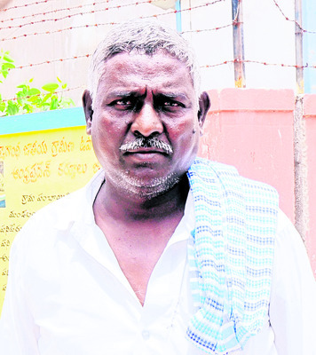 పిల్లల చదువు భారమవుతోంది
1