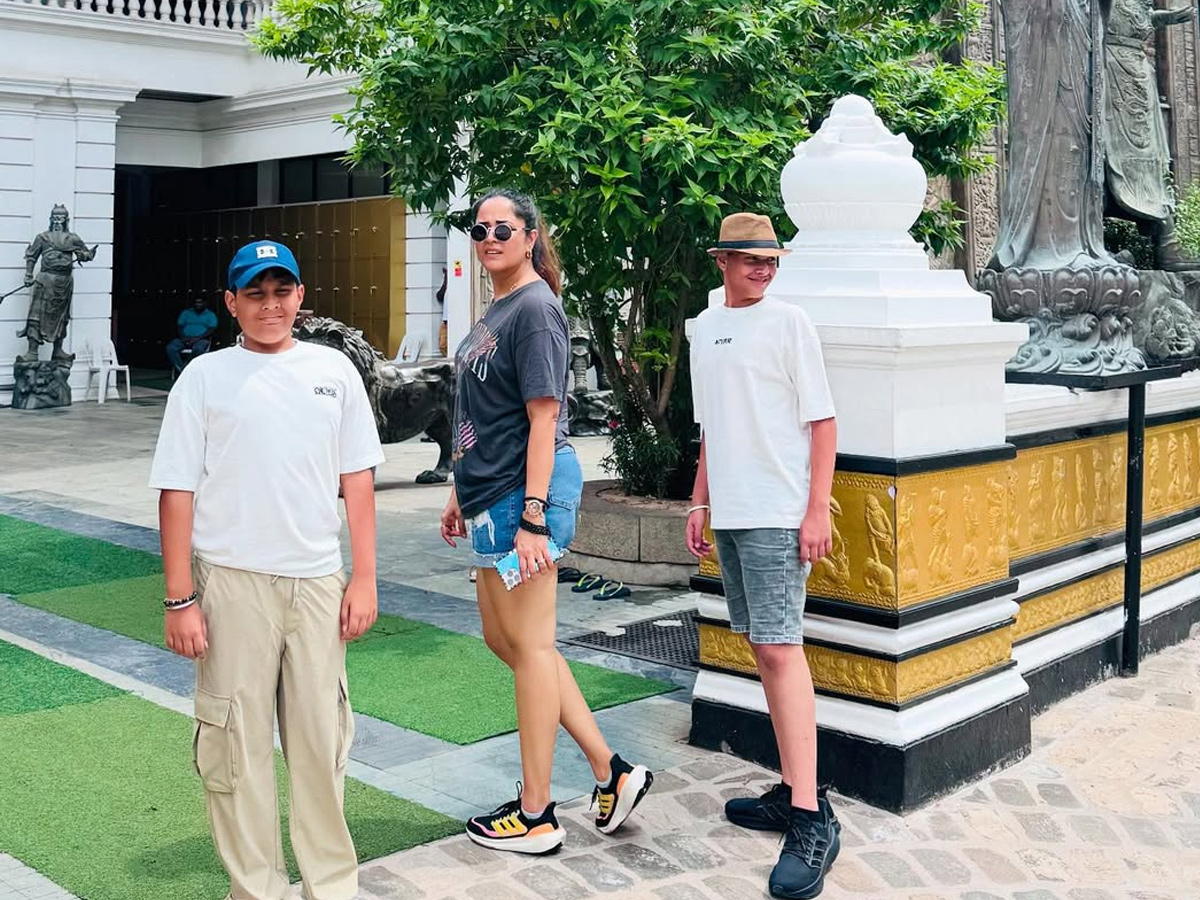 Anchor Anasuya Bharadwaj Visited Colombo Along With Family Photos11