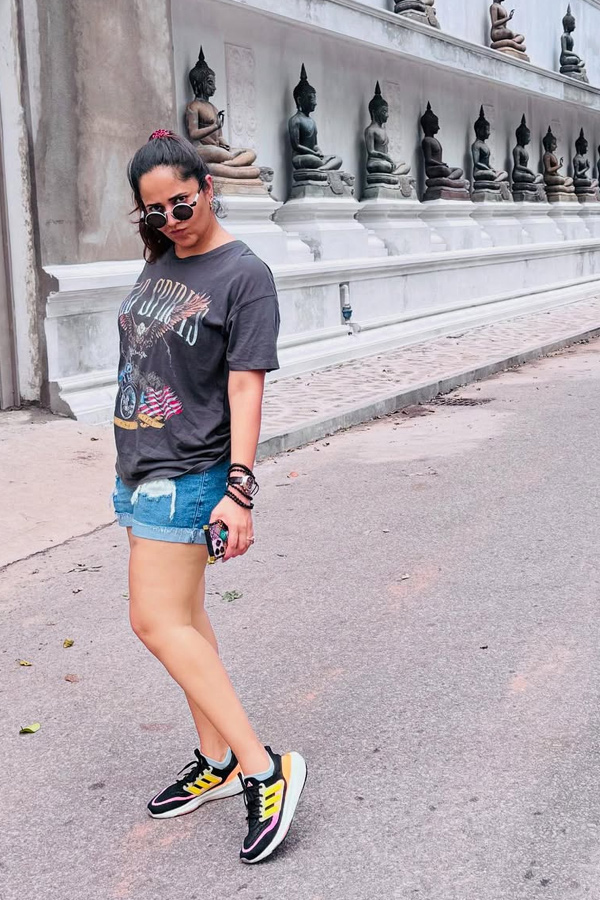 Anchor Anasuya Bharadwaj Visited Colombo Along With Family Photos16