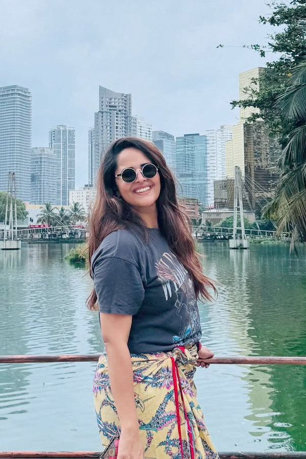 Anchor Anasuya Bharadwaj Visited Colombo Along With Family Photos7