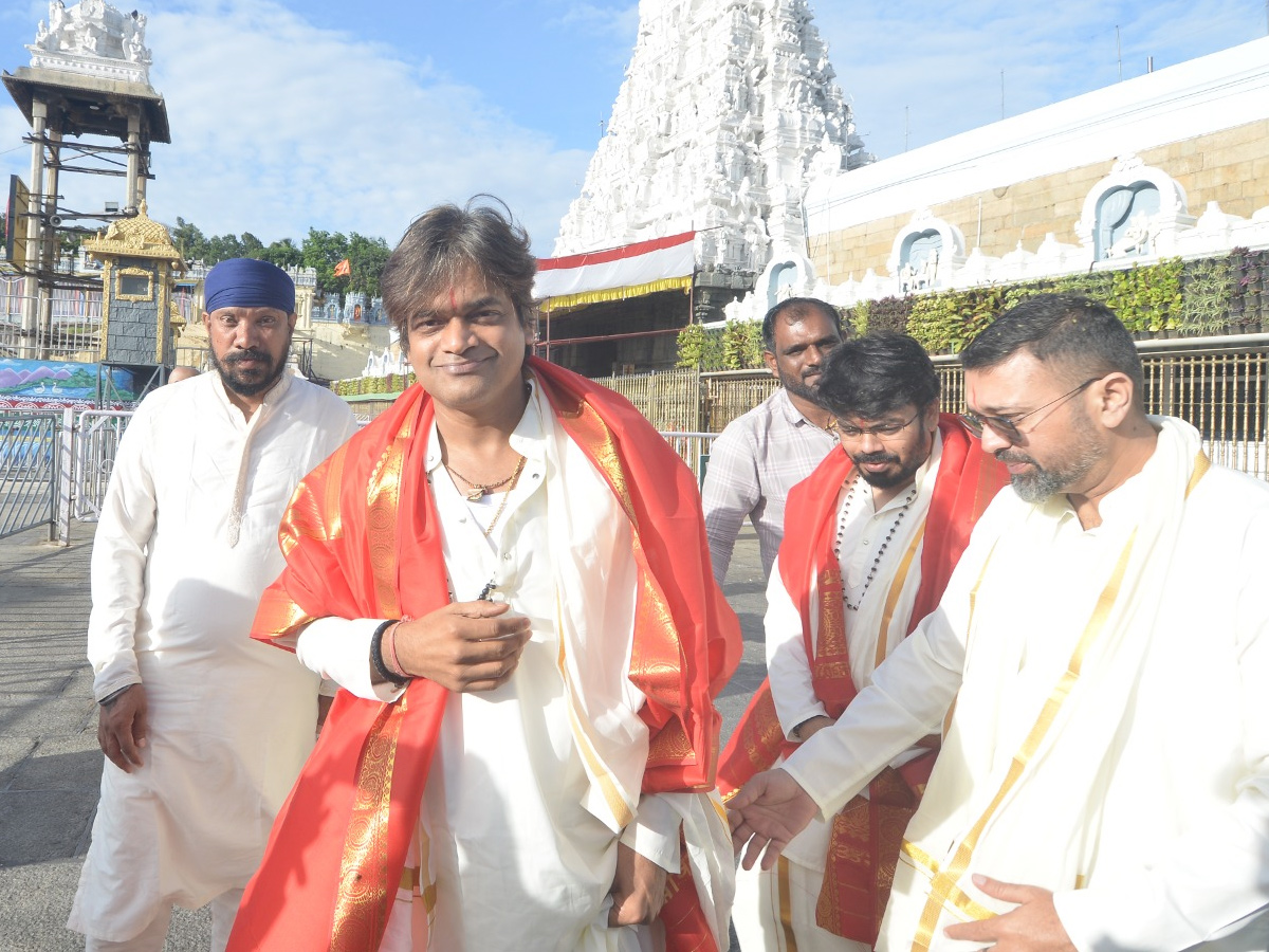 Director Harish Shankar Visits Tirumala Temple Photos1