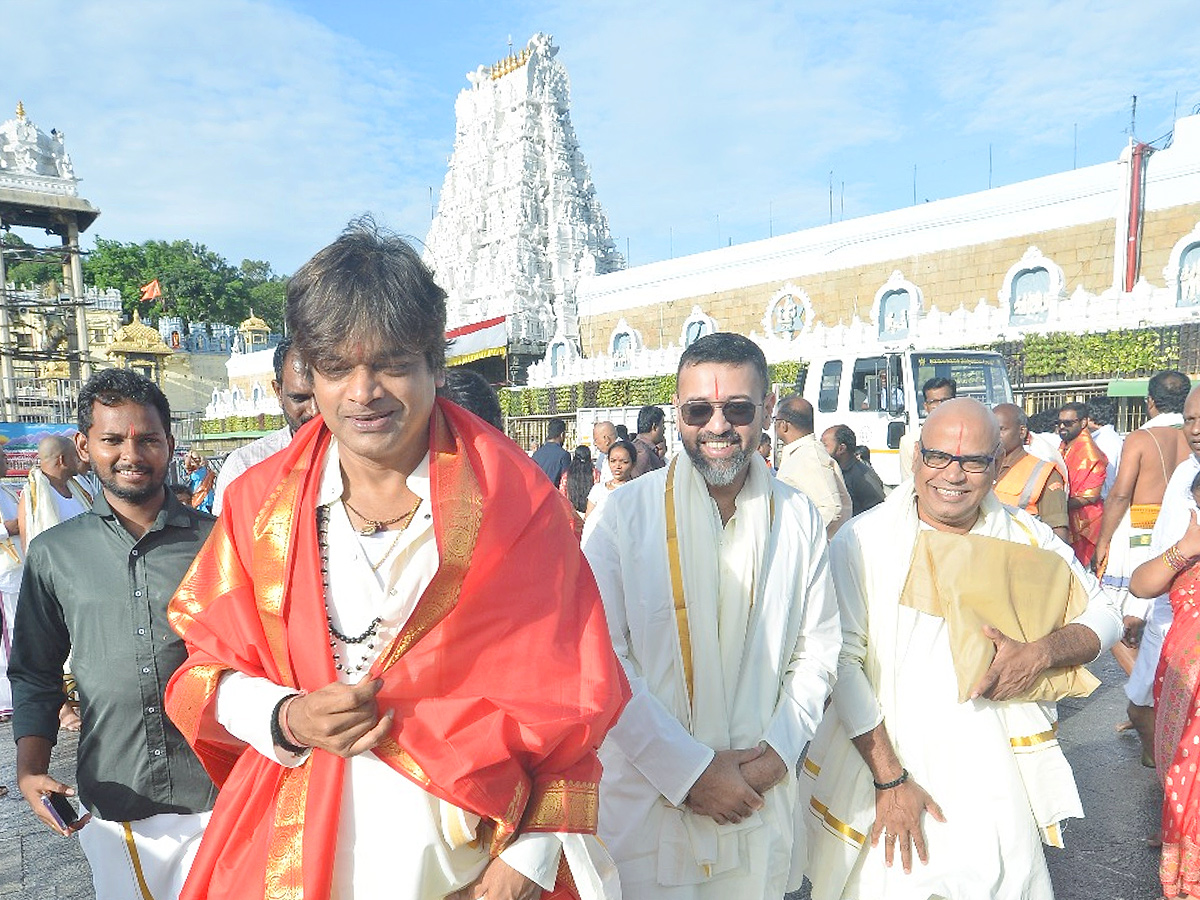 Director Harish Shankar Visits Tirumala Temple Photos10