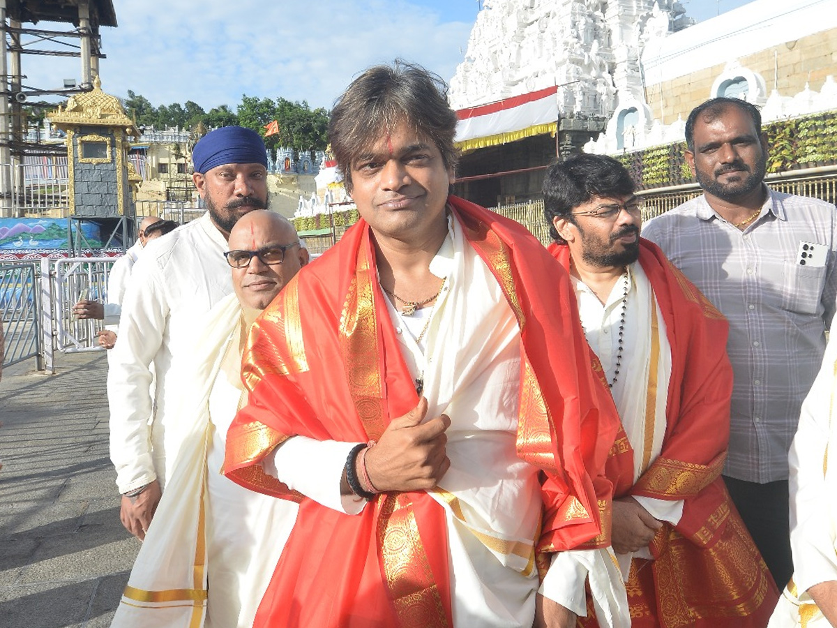 Director Harish Shankar Visits Tirumala Temple Photos3