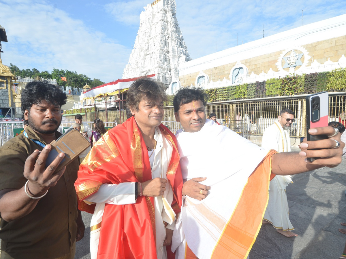 Director Harish Shankar Visits Tirumala Temple Photos5