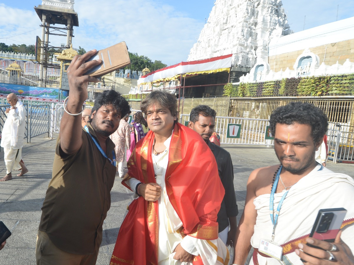 Director Harish Shankar Visits Tirumala Temple Photos6