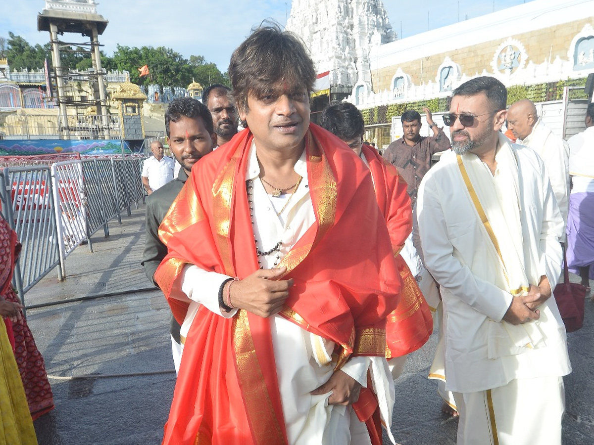 Director Harish Shankar Visits Tirumala Temple Photos9