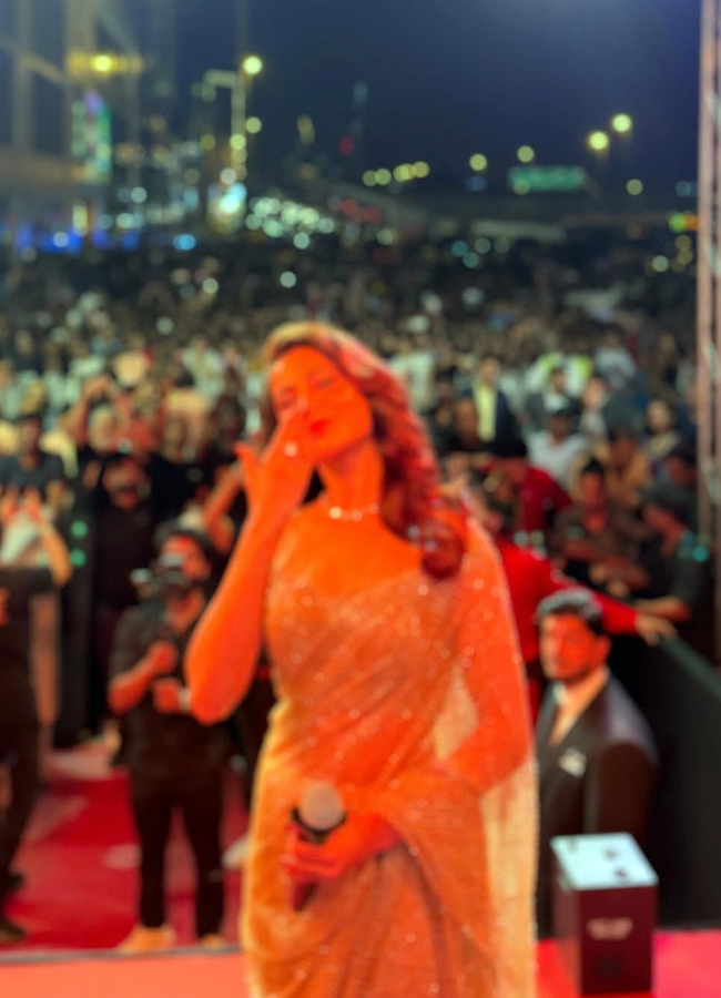 Samantha Ruth Prabhu stuns in a gold color saree photos2