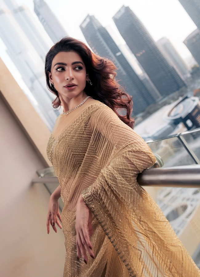 Samantha Ruth Prabhu stuns in a gold color saree photos4