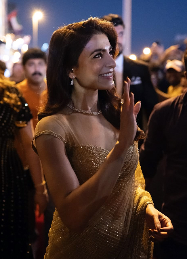 Samantha Ruth Prabhu stuns in a gold color saree photos3