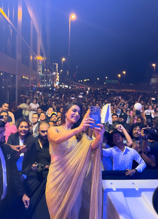 Samantha Ruth Prabhu stuns in a gold color saree photos6