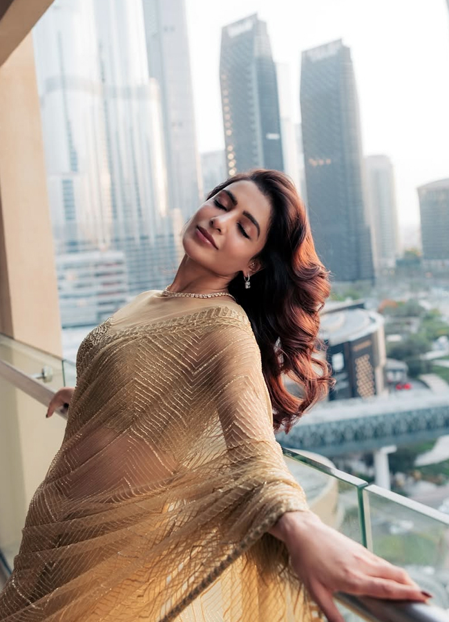 Samantha Ruth Prabhu stuns in a gold color saree photos8