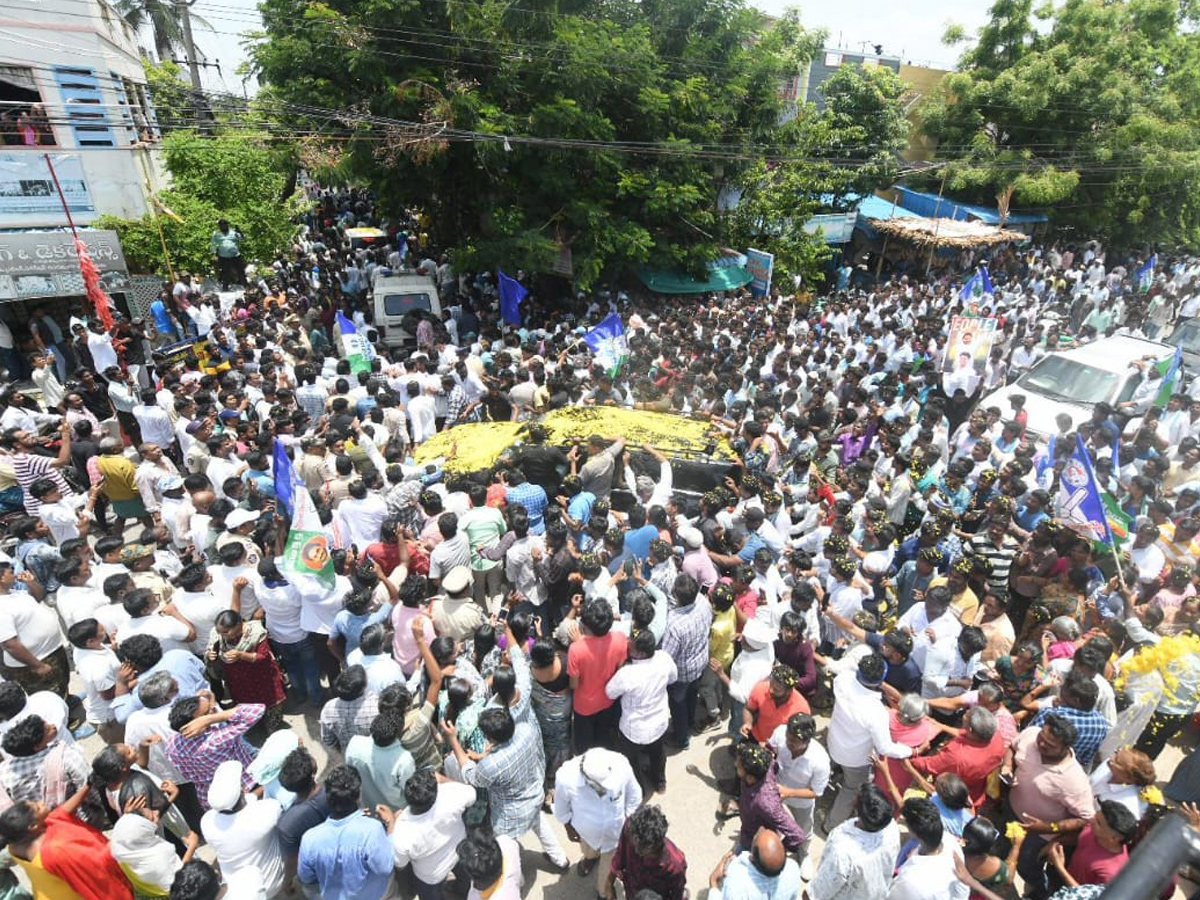 YS Jagan Receives Grand Welcome with Huge Public Gathering In Tenali Photos2