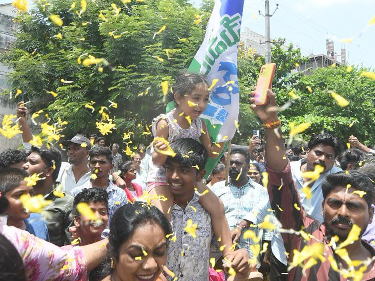 YS Jagan Receives Grand Welcome with Huge Public Gathering In Tenali Photos9