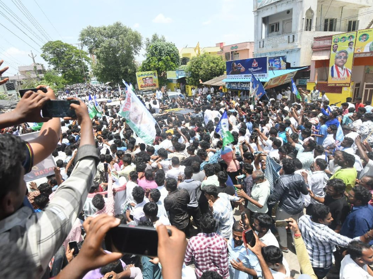 YS Jagan Receives Grand Welcome with Huge Public Gathering In Tenali Photos10
