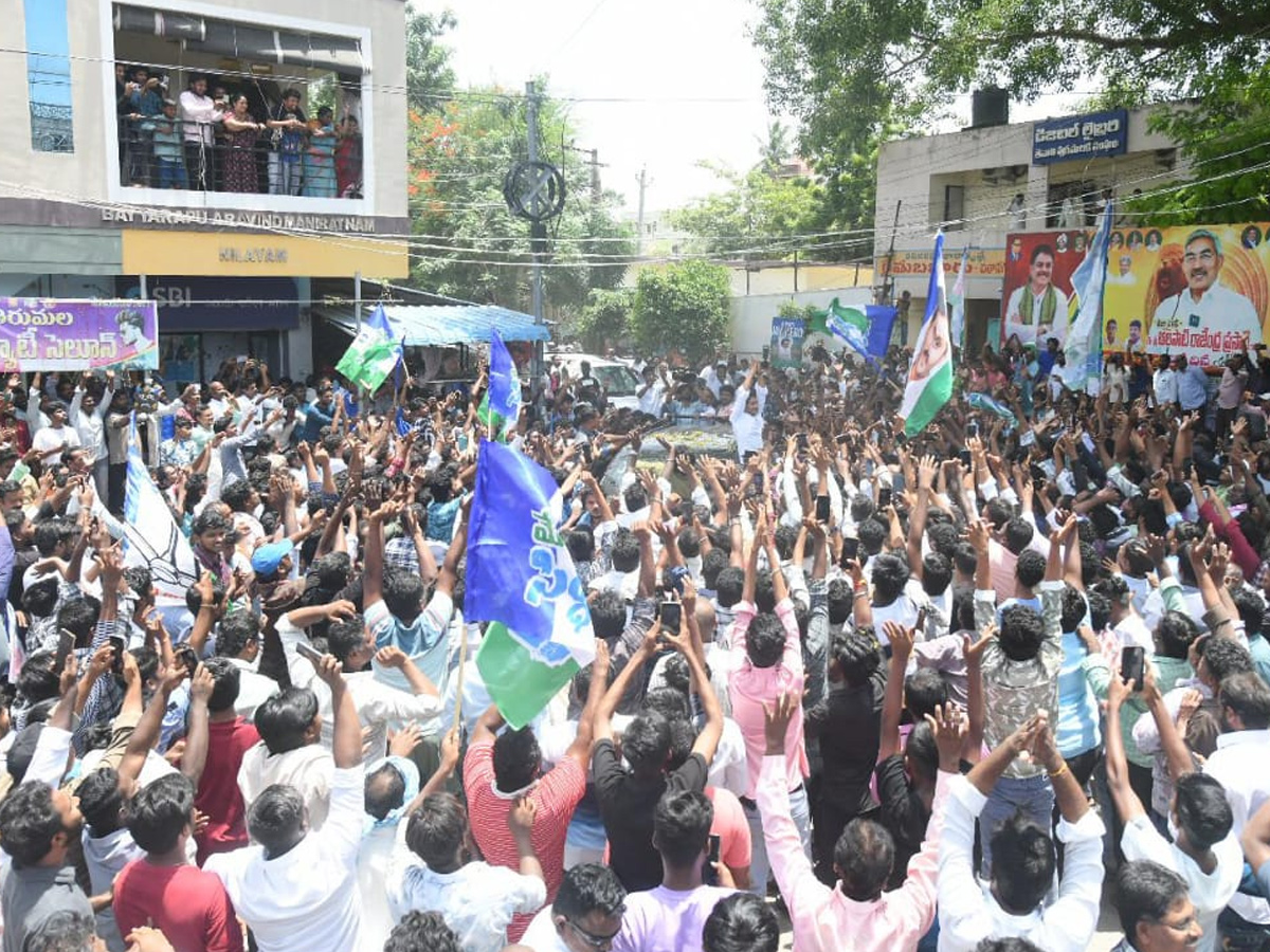YS Jagan Receives Grand Welcome with Huge Public Gathering In Tenali Photos11
