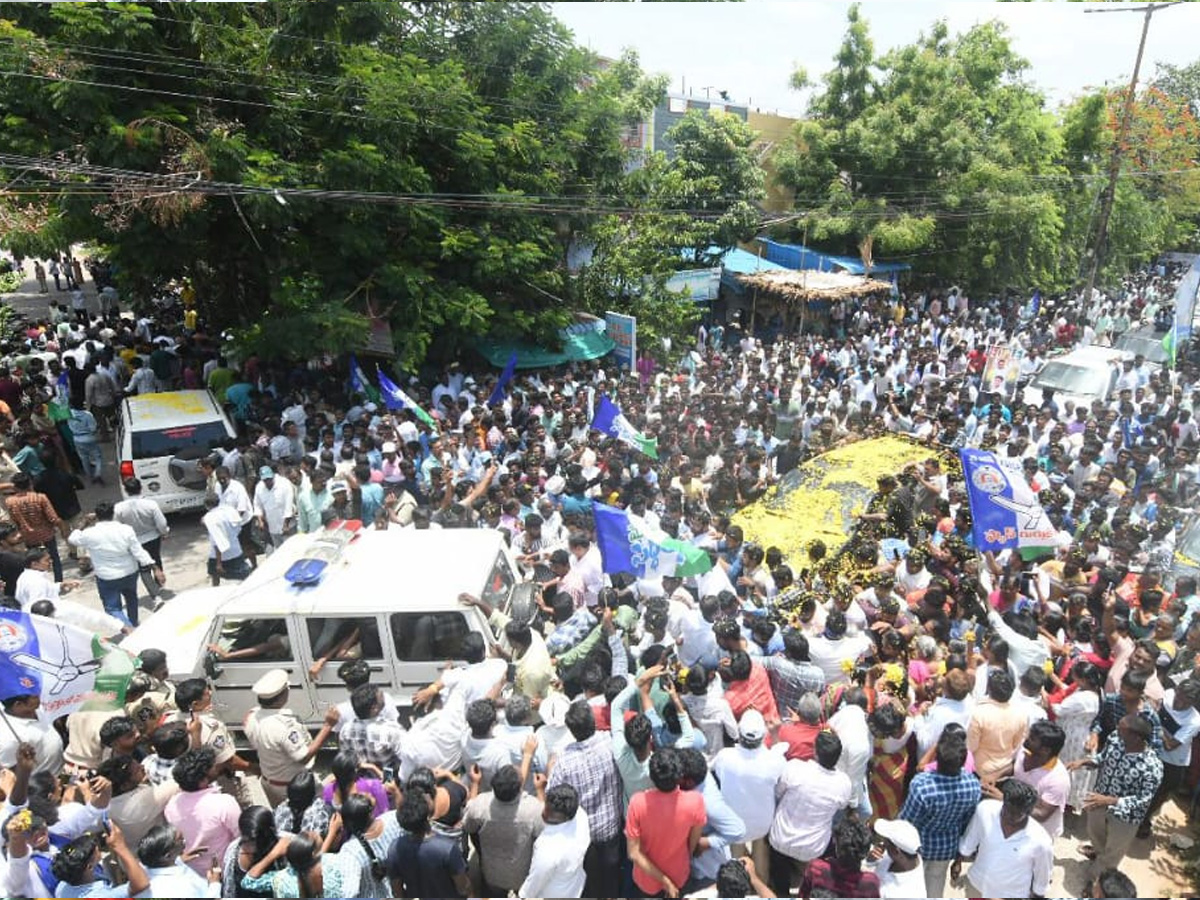 YS Jagan Receives Grand Welcome with Huge Public Gathering In Tenali Photos3
