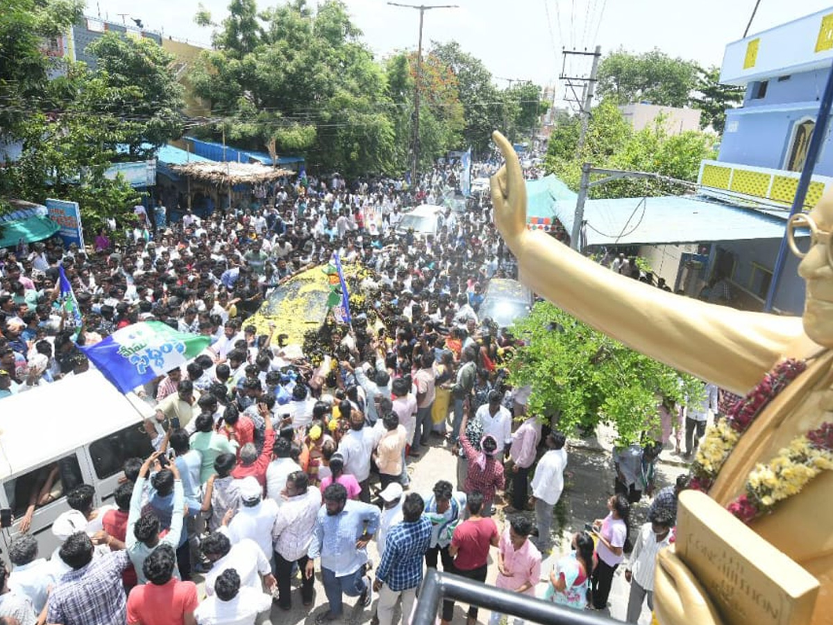 YS Jagan Receives Grand Welcome with Huge Public Gathering In Tenali Photos4