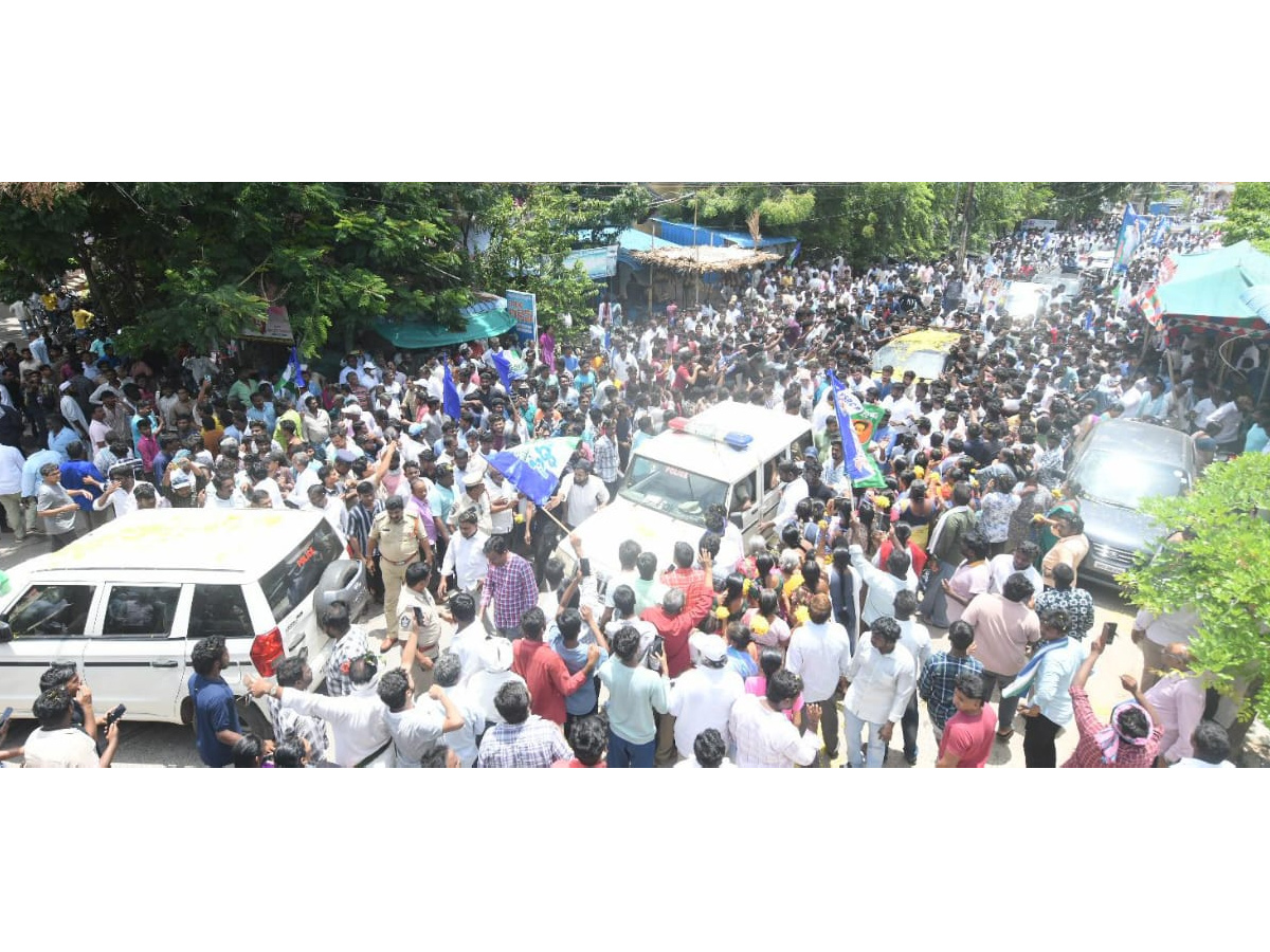 YS Jagan Receives Grand Welcome with Huge Public Gathering In Tenali Photos5