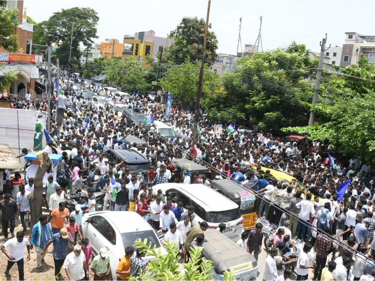 YS Jagan Receives Grand Welcome with Huge Public Gathering In Tenali Photos6
