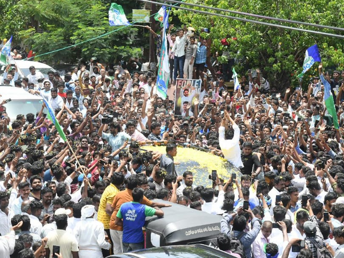 YS Jagan Receives Grand Welcome with Huge Public Gathering In Tenali Photos13