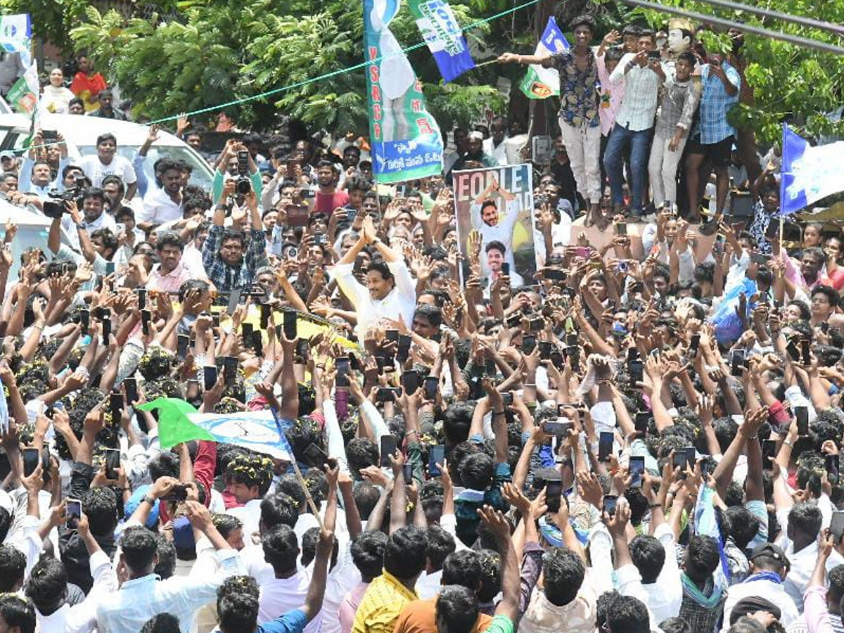 YS Jagan Receives Grand Welcome with Huge Public Gathering In Tenali Photos1