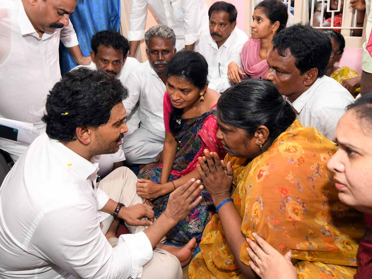 YS Jagan visits John Victor's family2