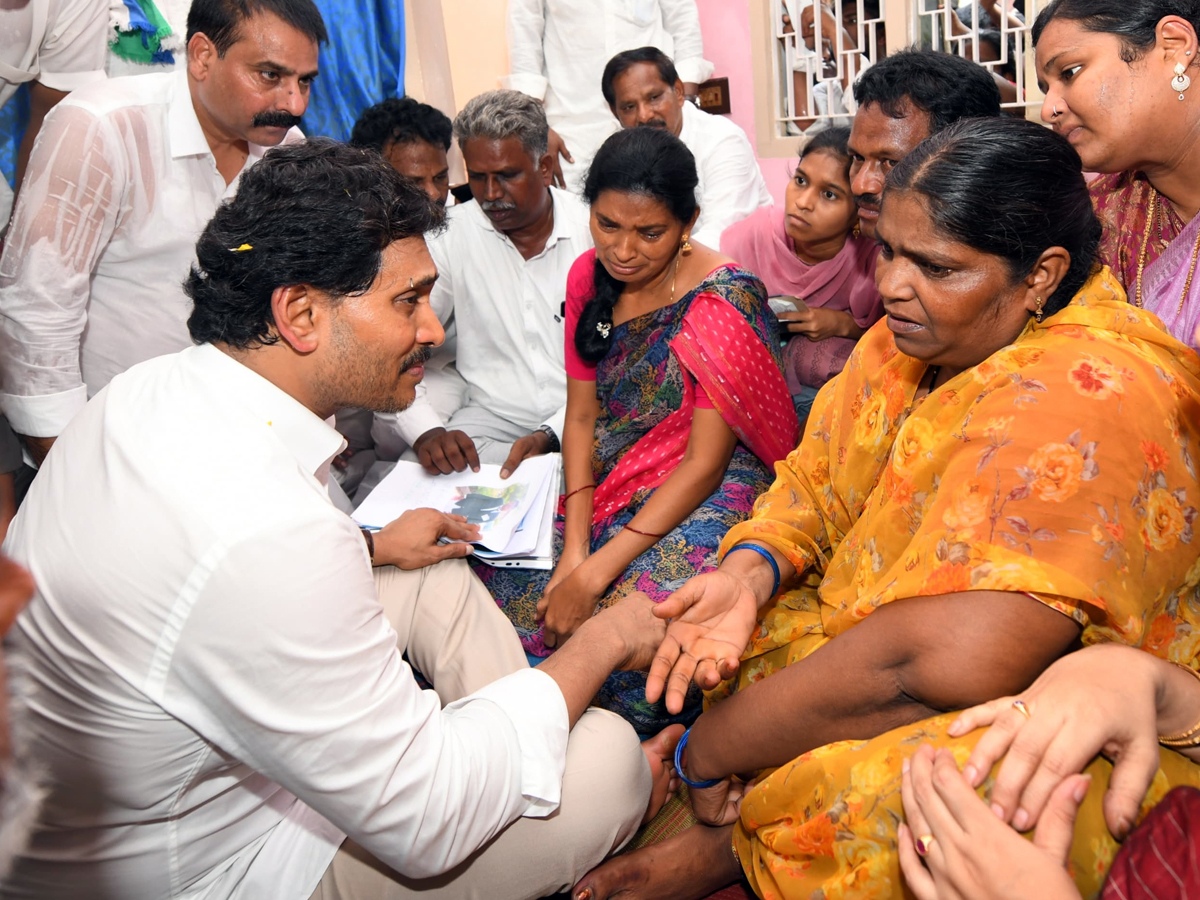YS Jagan visits John Victor's family11