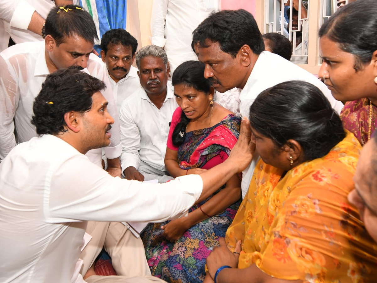 YS Jagan visits John Victor's family12