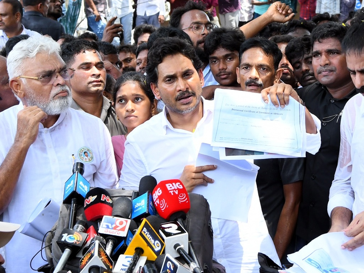 YS Jagan visits John Victor's family15